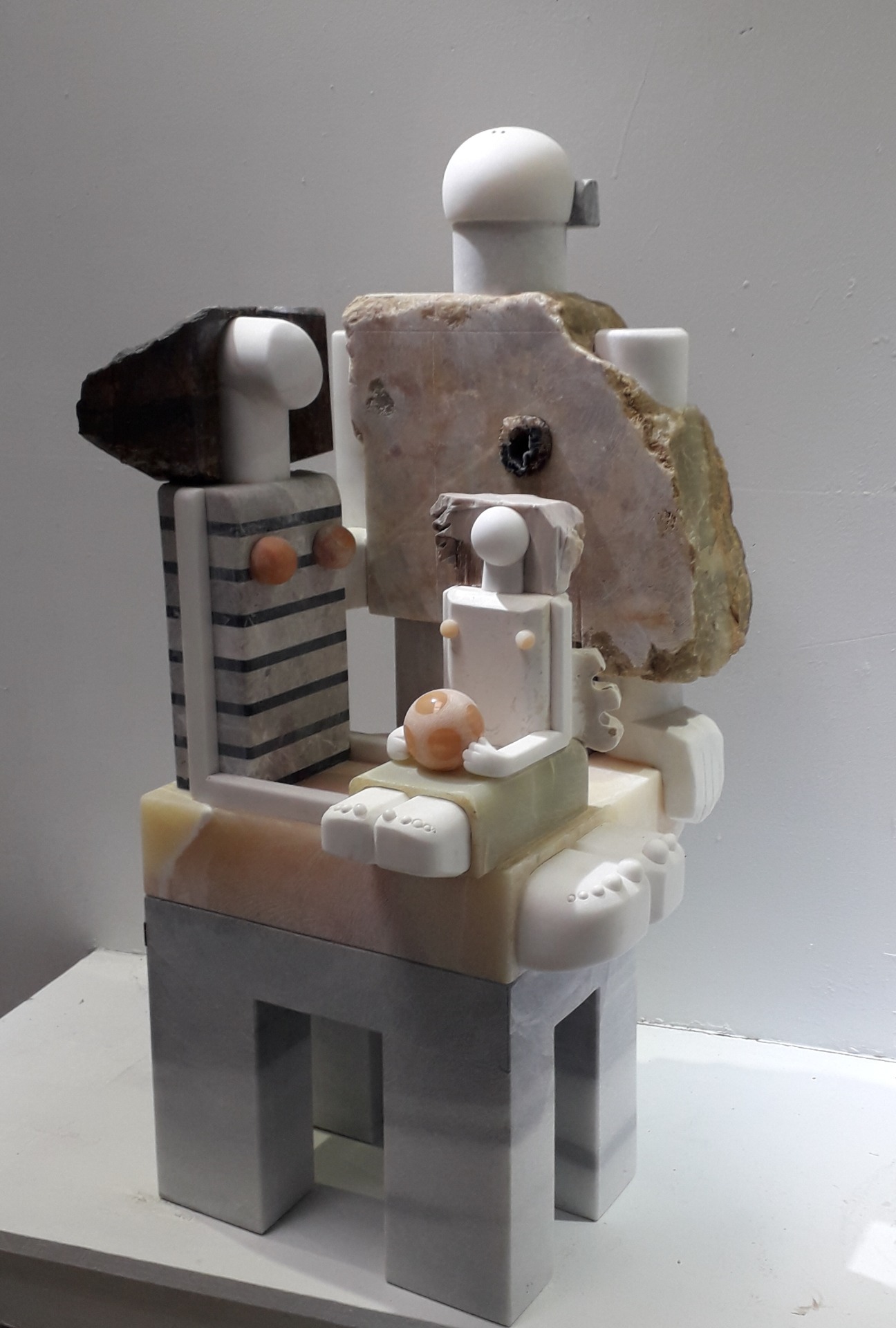 "IDYLLE FAMILIALE"  32x40x53 cm  marbre, onyx, rhodonite -2012